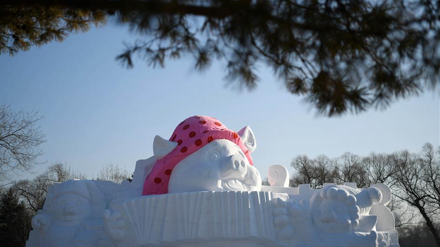 12米高“小猪”亮相雪博会