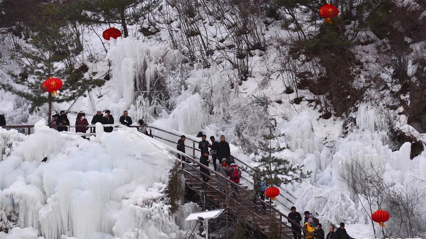 美丽冰瀑醉游人