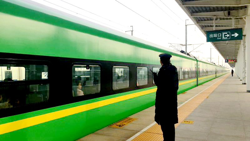 雄安新区白洋淀站首迎“绿巨人”动车组