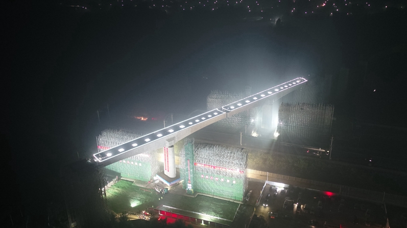 直击现场丨京雄城际铁路雄安新区首个桥梁转体施工完成