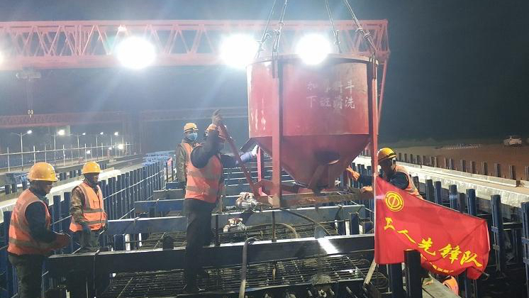 荣乌新线南拒马河特大桥首片预制箱梁完成浇筑