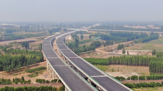 荣乌高速公路新线全线开通在即——雄安新区首座上跨京九铁路双幅转体桥全部完工
