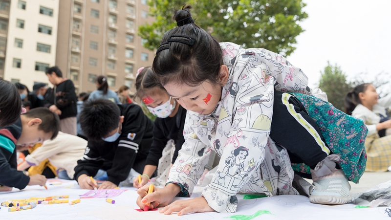 容城县容丰社区举行“忆初心，绘梦想，百米长卷颂祖国”活动