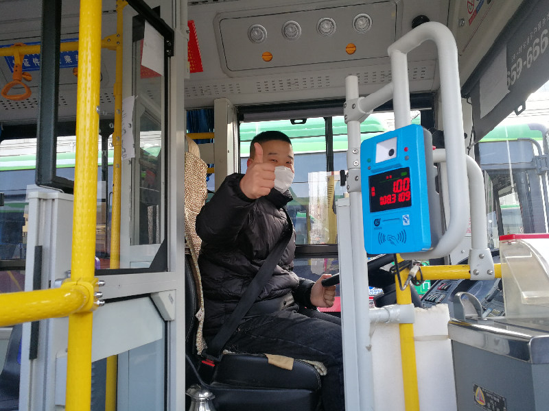雄县26辆公交车为医护人员和防疫物资保驾护航