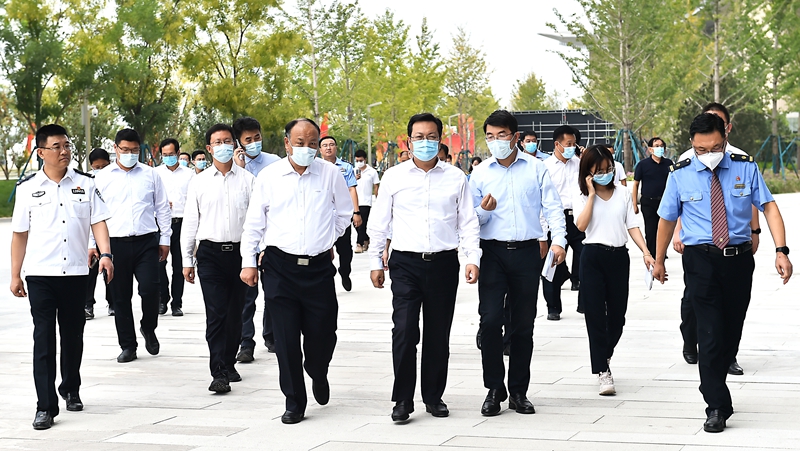 张国华调研第十三届中国艺术节闭幕式准备工作