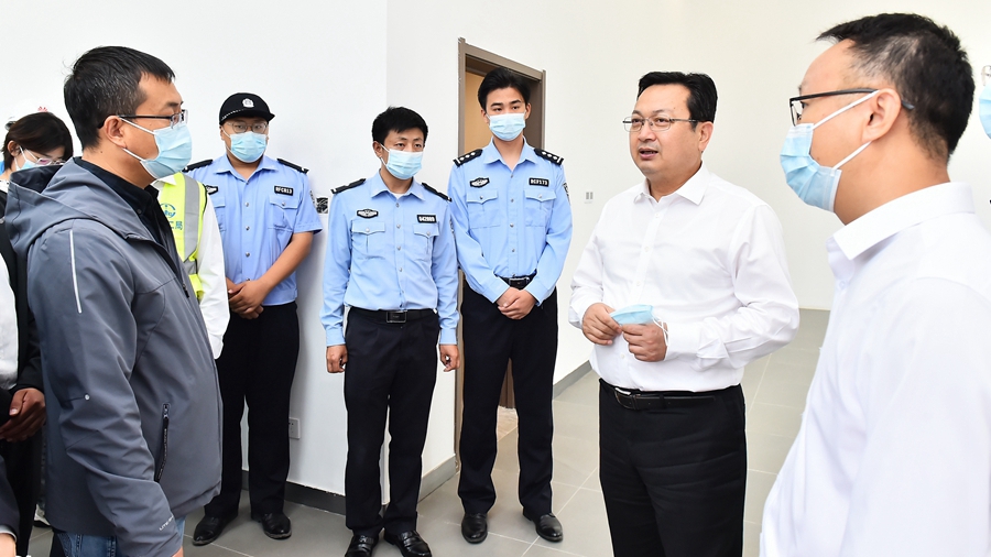 张国华调研容西片区安置房及配套设施收尾和交付点准备工作情况并召开专题会议