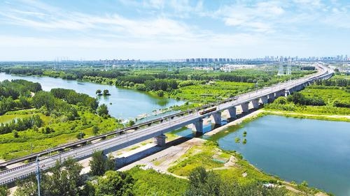 八年间河北省相继建成开通800余公里高速铁路