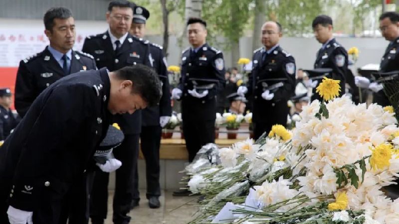 致敬·缅怀·奋进丨雄安新区公安局组织开展“弘扬英烈精神·赓续红色血脉”祭扫缅怀活动