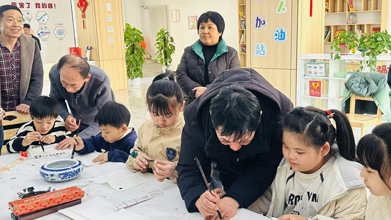 雄东片区：开设公益书法课堂 深化儿童文化教育
