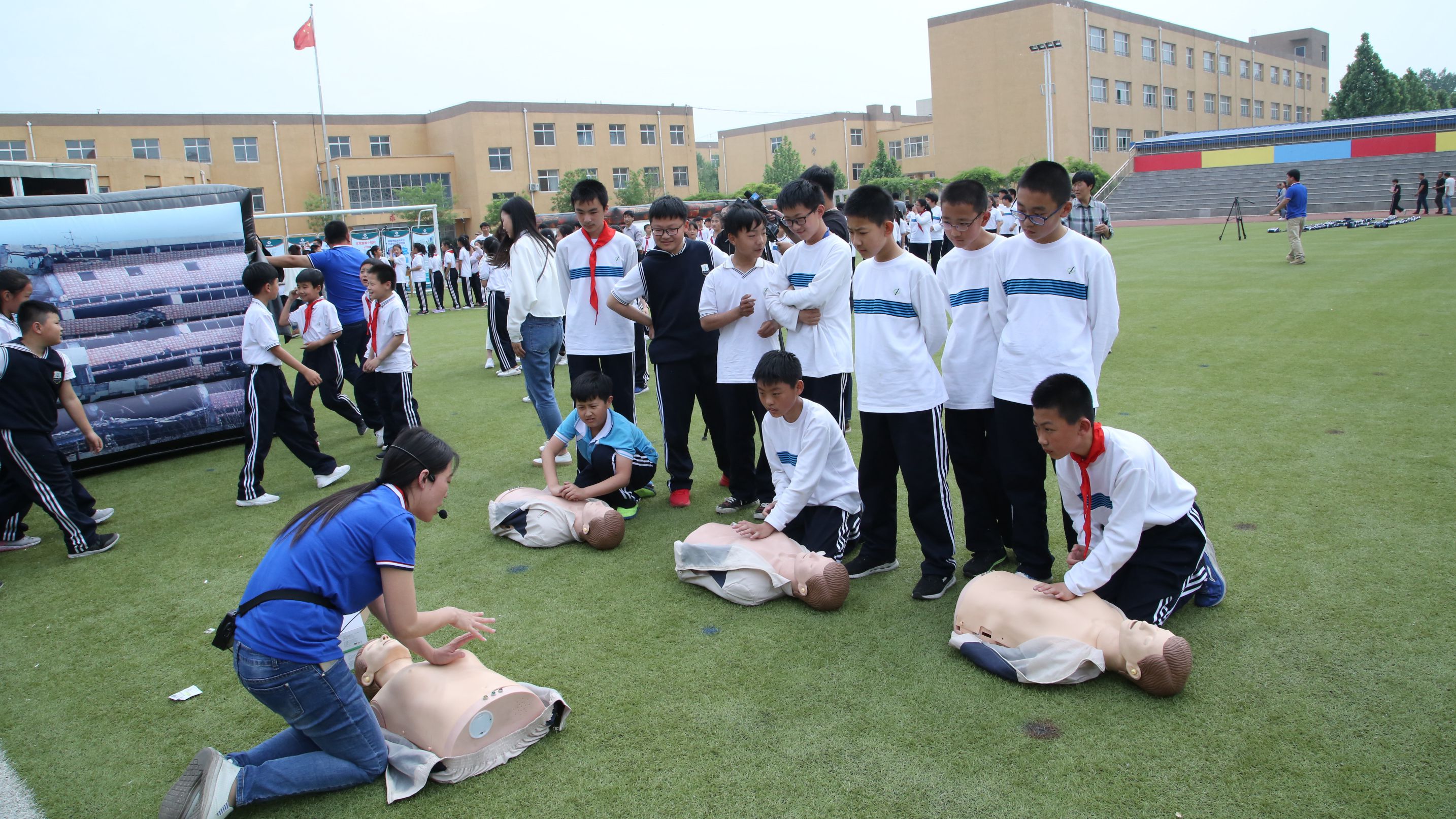 【中国雄安新闻】容城县举行中小学地震应急疏散综合演练