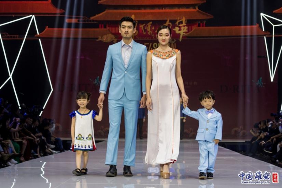 现场模特身着京绣华服亮相t台.中国雄安官网记者马梦迪 摄