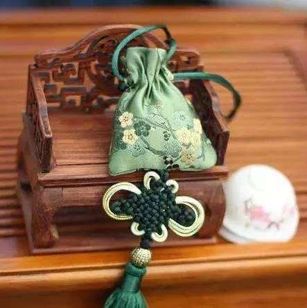 每针每线都含着细腻和耐心 一块绸布,几缕绣丝 浓浓心意,穿针引线 或