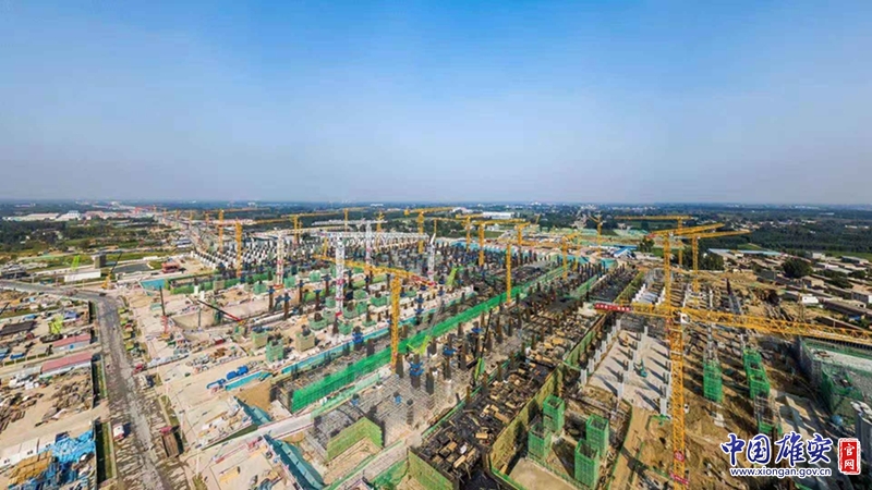 京雄城际铁路雄安站房施工现场如火如荼，一派热火朝天的景象。中国雄安官网记者马梦迪 摄