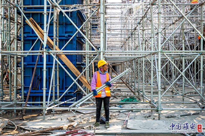 女工们大多都是跟着自己的丈夫一起来雄安务工，她们的到来为工地增添了一抹亮色。中国雄安官网记者马梦迪 摄