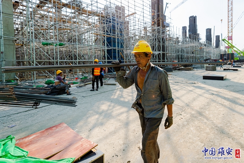 &ldquo;咱们工人有力量！&rdquo;一些特殊位置的钢筋只能靠人工搬运。中国雄安官网记者马梦迪 摄