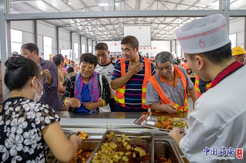 午饭时间一到，工作人员将饭菜齐齐摆向售饭窗口。两荤两素一汤，搭配均衡，价格实惠。中国雄安官网记者马梦迪 摄