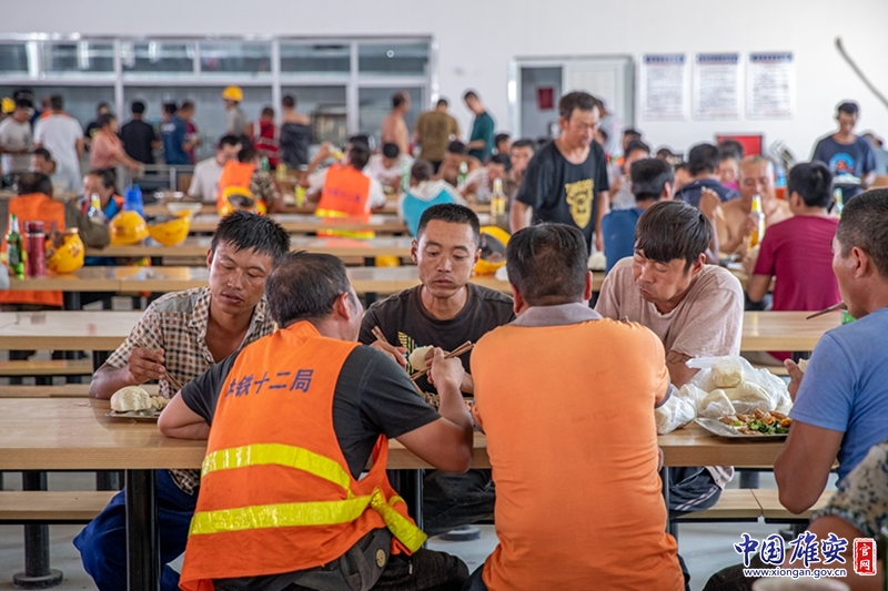 工人们大多来自重庆、贵州、湖南、四川。午饭时间，工人们一边吃着食堂为大家准备的家乡菜，一边侃侃而谈。中国雄安官网记者马梦迪 摄