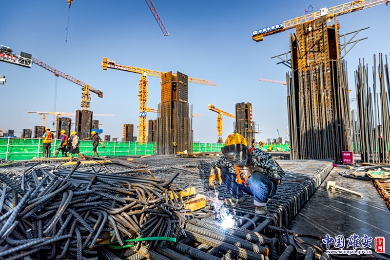 高温下，&ldquo;全副武装&rdquo;的焊工手眼并用，焊花与汗珠齐飞。中国雄安官网记者马梦迪 摄