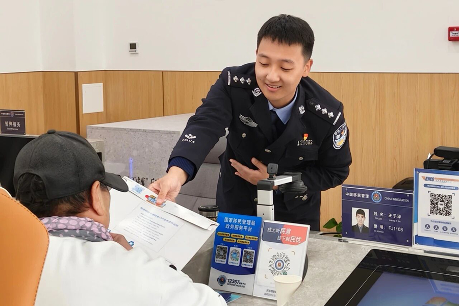 雄安公安暖心服务七旬老两口 高效办证获点赞
