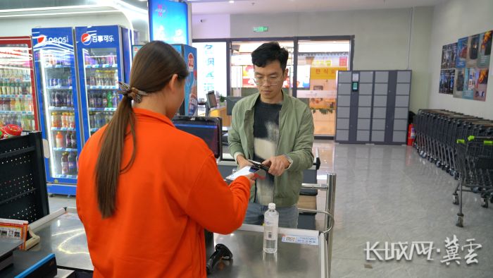 企业员工在华联百诚商服店用超级SIM卡“碰一碰“消费