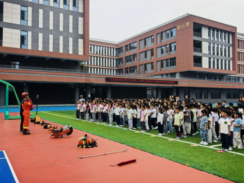 河北雄安新区消防救援支队走进雄安史家胡同小学金湖校区开展消防安全实践